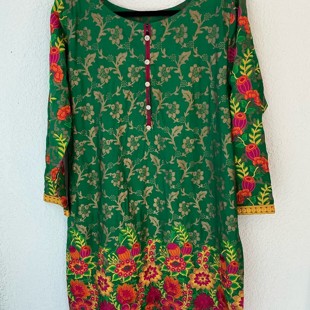 Green Kurta with colorful Floral Design worn as tunic - M perfect condition